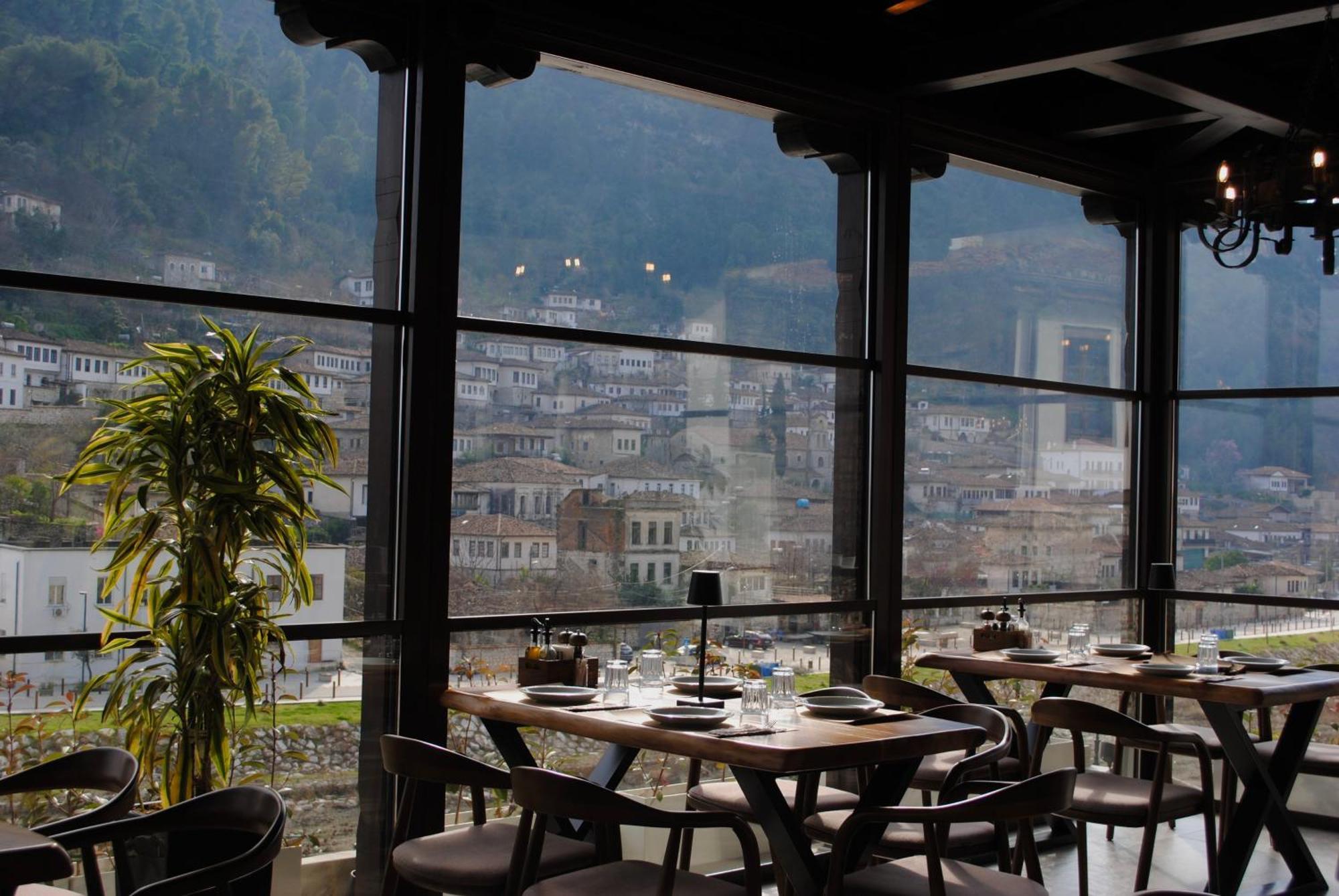 White House Boutique Hotel & Restaurant - Since 1999 培拉特 外观 照片
